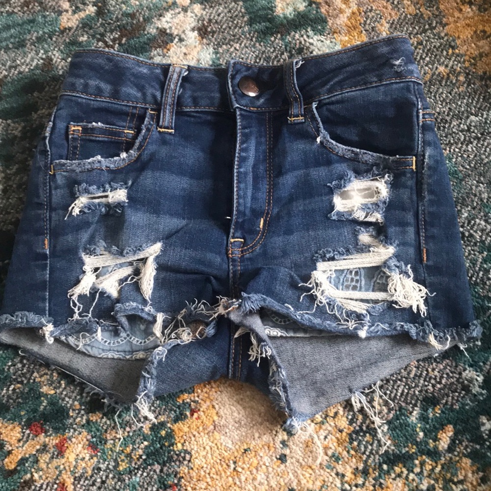 Distressed highwaisted shorts